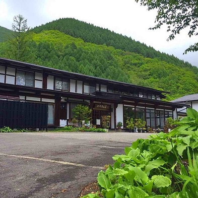  白い濁り湯、源泉掛け流しの温泉を楽しもう　トイレ・洗面付和室 　